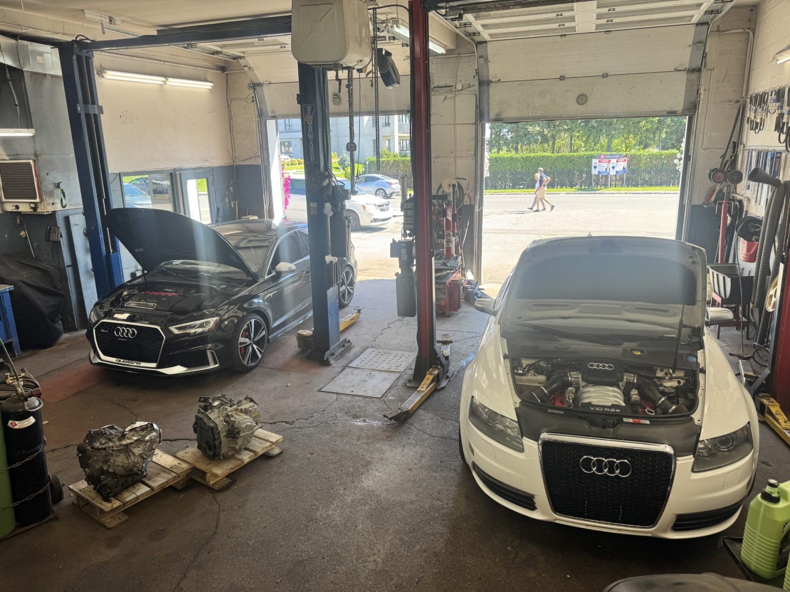 Deux baies de travail avec des Audi capot ouvert